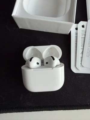Trådlösa hörlurar gen 4  - AirPods gen 4, finns i väldigt bra skick. Säljer dom pågrund av att jag inte använder dom längre. Hör gärna av dig om du är intresserad!!