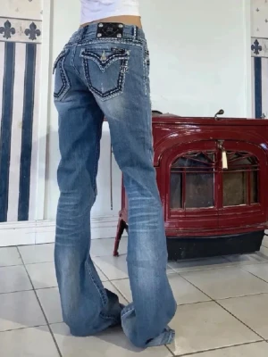 Blå bootcut jeans från Miss Me - Säljer ett par miss me jeans som jag köpte här på plick ett tag sen, de används inte längre. Storlek 29 och i jätte fin skikt❤️