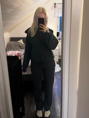 Mjukisbyxor + hoodie set - Mörkblått set med lågmidjade mjukisbyxor och hoodie från lager 157. Byxorna har endast ficka framtill. Kan säljas separat om det önskas