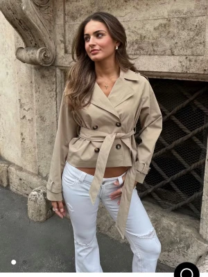 Gina Tricot trench coat - Säljer denna populära trench coaten ifrån Gina Young i storlek S, skriv för fler bilder. Original pris 500kr