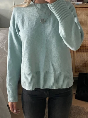 Ljusblå stickad tröja & Other Stories - Supersnygg ljusblå stickad tröja från & Other Stories. Tröjan har rund hals, långa ärmar och bred ribbstickning vid ärmslut och nederkant. Perfekt för lager på lager och enkel att matcha till jeans eller kjol. Original pris 550kr 💙