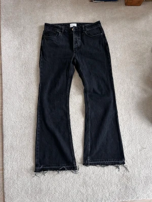 Eytys jeans - Modell Cyrus raven! Storlek 32x32 bootcut! Riktigt snygga svarta jeans knappt använda hör av er för mer frågor 