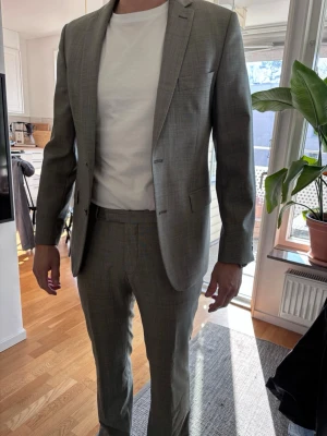 Floyd Suit kostym Oscar Jacobson - Supersnygg grå kostym från Oscar Jacobson i storlek 48. Modellen heter Floyd Suit. Behöver en kemtvätt för övrigt mycket bra skick. Säljer för att den är för liten.