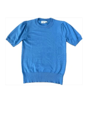 Blå stickad topp med puffärm - Snygg blå stickad topp från Saint Tropez med korta puffärmar och ribbade muddar. Tröjan har rund halsringning och är gjord i mjukt material som känns skönt mot huden. Perfekt för dig som vill ha en enkel men trendig look.