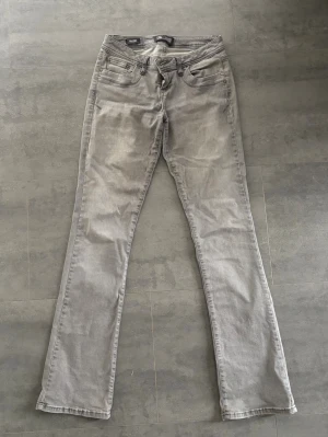 Gråa jeans från LTB - Säljer de här jeansen från LTB då de inte kommer till användning! 