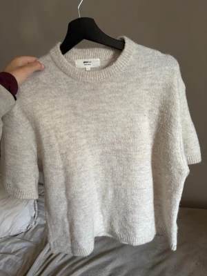 Stickad T-shirt - Stickad T-shirt från Gina🤍