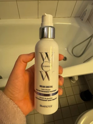 Color Wow Dream Cocktail hårbehandling - Color Wow Dream Cocktail Carb-Infused är en leave-in hårbehandling som ger volym och tjocklek till håret. Kommer i en vit plastflaska med pump och silverdetalj, rymmer 200 ml. Perfekt för dig som vill boosta hårets fyllighet.