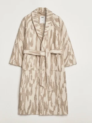  morgon/badrock från OAS - Fern linen robe från OAS. Tillverkad i mjuk frotté med sjalkrage, stora fickor och knytskärp i midjan. Ej använd, nyskick, nypris 2 999 kr. https://www.careofcarl.se/sv/oas-fern-linen-terry-statement-robe-beige-white?channable=04141069640032373033303431325d&utm_source=google&utm_medium=cpc&utm_campaign=S%20/%203%20/%20Low%20data&gad_source=1&gad_campaignid=19938815255&gbraid=0AAAAADxOSDOhpQeCNbqm3WK9-mVro69tV&gclid=CjwKCAjwg_nNBhAGEiwAiYPYA0U8wgMYhoFe_j3S98s8IHyc3nFoPEXong