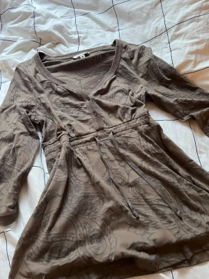 Superfin trekvarts kofta med detaljer - Super unik kofta som är lite genomskinlig. Supercoola mönster och fin modell! 