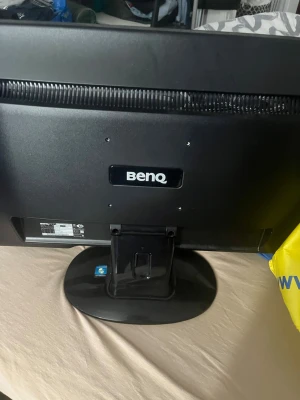 BenQ svart datorskärm - En stilren svart datorskärm från BenQ med bred rektangulär form och stabil fot. Skärmen har tunna kanter och en enkel, modern design som passar perfekt till både gaming och arbete. Tillverkad i plast med mattsvart finish.
