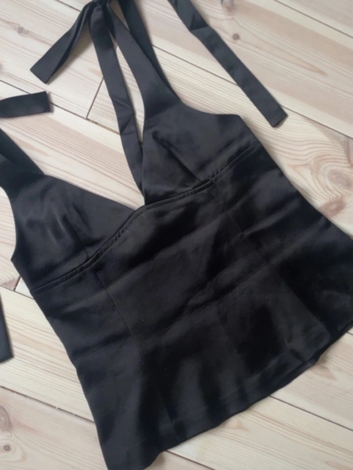 Svart satinlinnetopp med knytband - 1