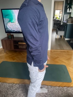 Marinblå långärmad skjorta Polo Ralph Lauren - Snygg marinblå långärmad skjorta från Polo Ralph Lauren. Skjortan har klassisk krage, knappar framtill och är tillverkad i mjuk bomull. Perfekt för en stilren och avslappnad look. Köpte från boozt men ångra mig den är knappast använd nästan som ny har kvitto. Har även Ralph lauren tagen kvar. Ny pris 1995kr