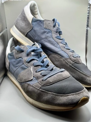 Philippe model trainers - Säljer ett par phillip model skor. Dom är ganska använda där av priset men har fortfarande mycket kvar att ge. Storlek 42.