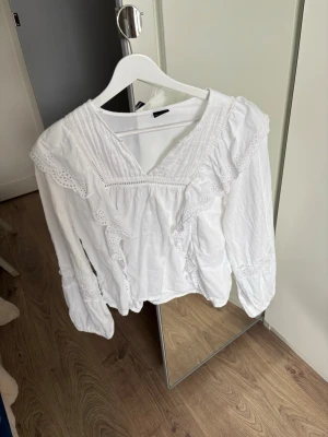 Gina Tricot Blus - Jättefin blus från Gina tricot! Väldigt fin inför sommaren och toppen är i bra skick. Storlek: xs