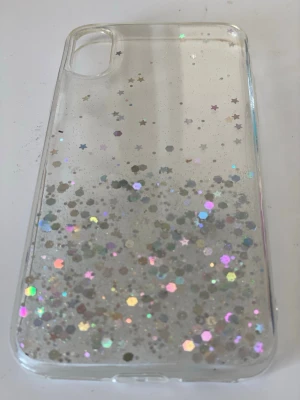 Transparent mobilskal med glitterstjärnor - Snyggt transparent mobilskal dekorerat med holografiskt glitter och små stjärnor😍 (iPhone XS)
