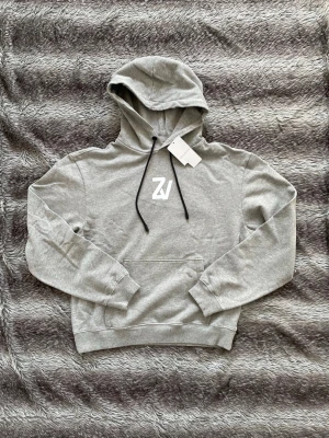 Zadig & Voltaire hoodie HELT NY - Hej! Säljer nu denna väldigt snygga och eftertraktade Zadig & Voltaire hoodie! Hoodien är perfekt nu till våren. Storlek S Skick: 10/10 helt ny med tags Nypris: 4000 kr Säljs för: 1399kr