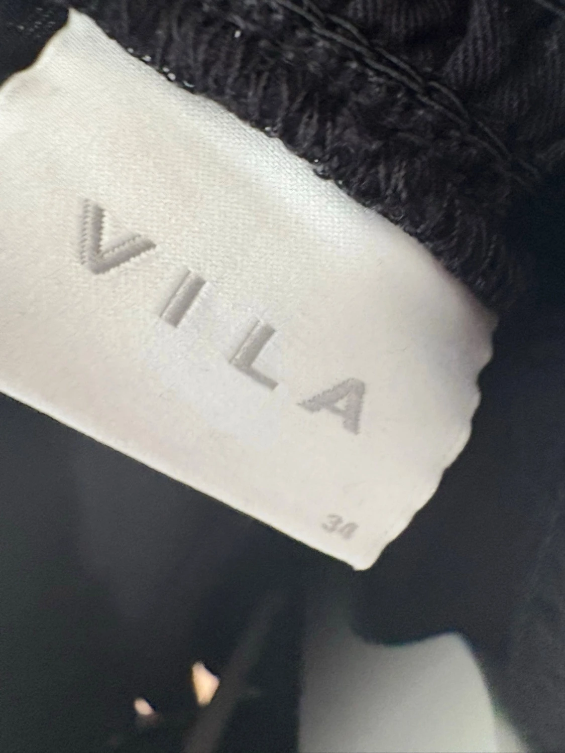 Svart blus med smockad krage - 2