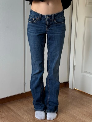 Lågmidjade blå jeans - Lågmidjade jeans med knappfickor där bak. Inga defekter. I storleken XXS/32, från Gina Tricot💗