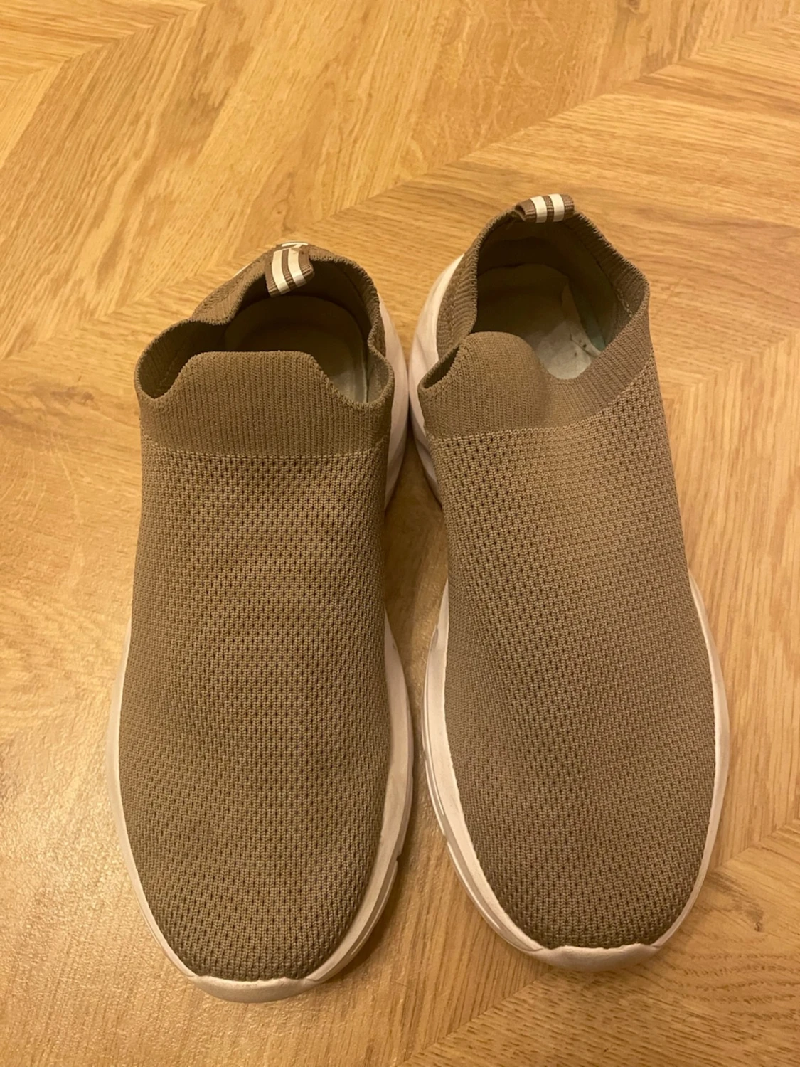 Beige slip-on sneakers från Amin - 2