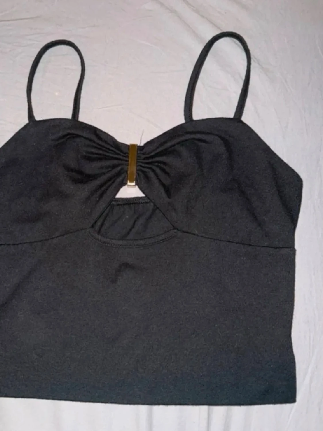 Svart croppad linnetopp med cut-out - 1