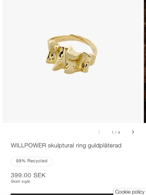 Guldpläterad skulptural ring - Superfin ring från pilgrim, justerbar!!✨💗