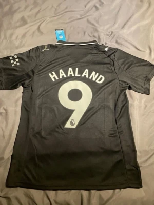 Manchester City Haaland matchtröja - Manchester City borta med haaland på ryggen skick 10/10 fraktas mellan 1-2 dagar efter köp. Storlek S. 