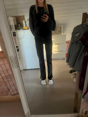 Svarta smått utsvängda jeans  - Jätte bra jeans från lager 157, använder inte alls lika mycket längre och jag hoppas nästa ägare kommer gilla dem mer än mig 