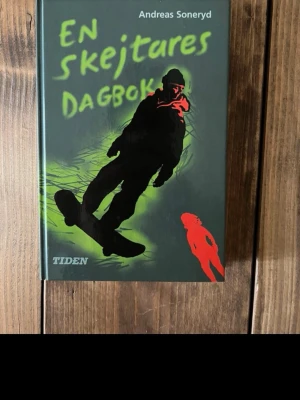 En skejtares dagbok av Soneryd - En skejtares dagbok av Andreas Soneryd är en ungdomsroman med hårda pärmar. Omslaget är mörkgrönt med en siluett av en skejtare i svart och rött. Boken handlar om Arvid och livet som skejtare, vänskap och tonårsliv. Perfekt för dig som gillar skate och vardagsdrama.