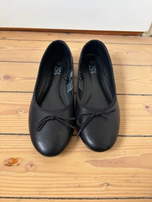 Svarta ballerinaskor med rosett från lager 157 - Svarta ballerinaskor med en liten rosett framtill. Använda en gång. 