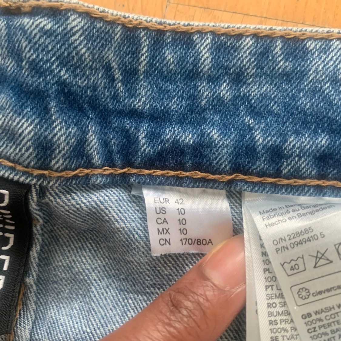 Blå jeansshorts med slitningar - 2