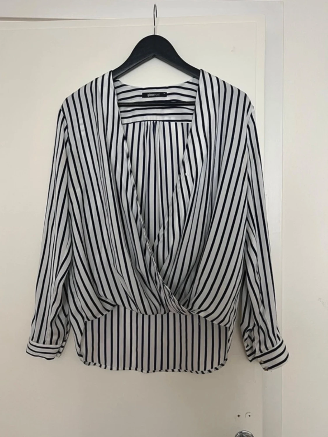 Randig omlottblus från Gina Tricot