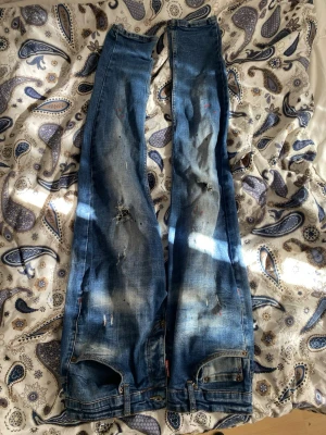Dsquare2 jeans  - Säljer ett par blå jeans från dsquare2. Bara använts ett par gånger. Storlek 48. Skriv om du undrar något.