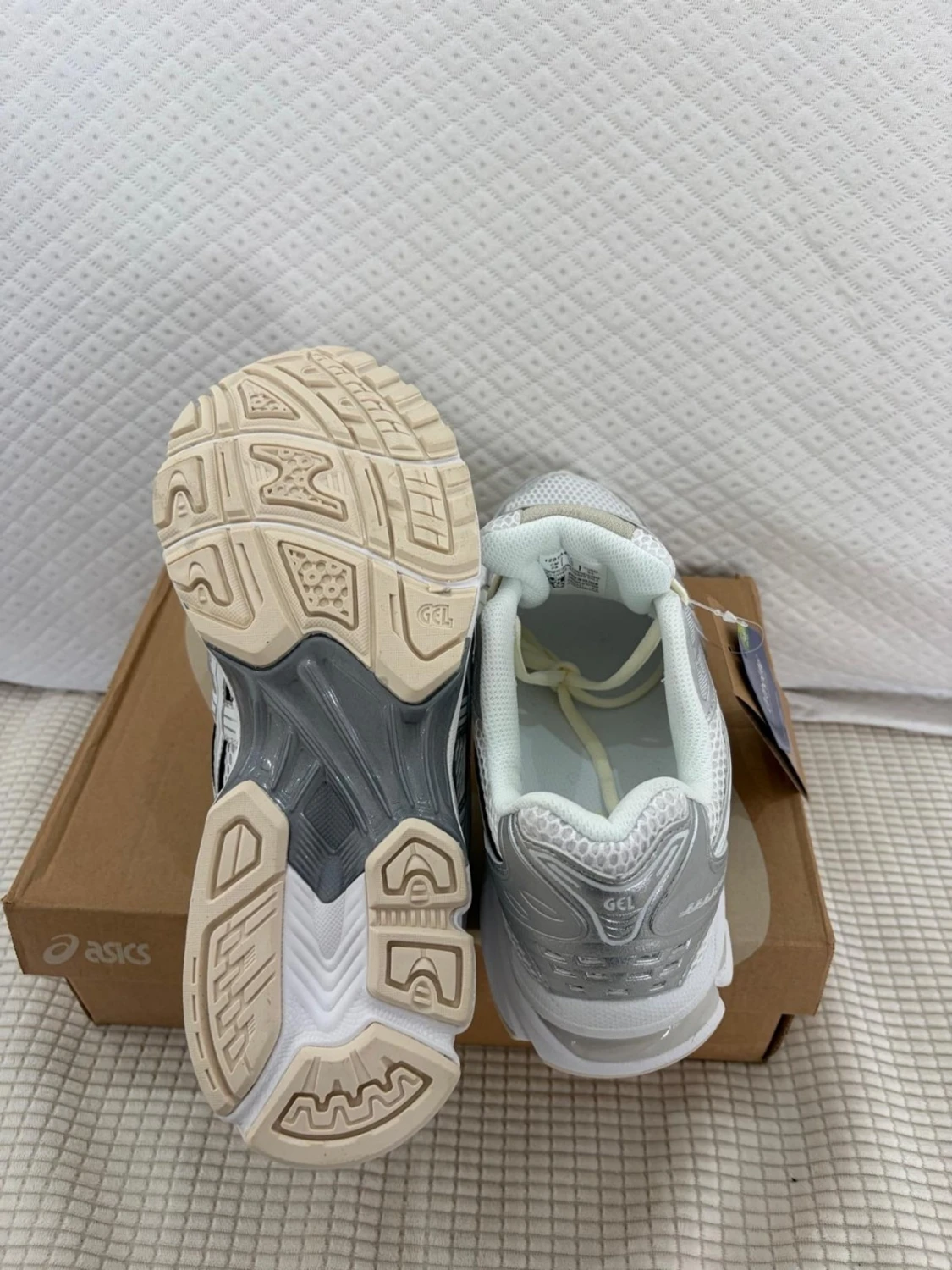 Asics silverfärgade sneakers - 4