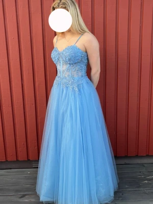 Balklänning  - Säljer nu min jätte fina balklänning som endast har använts 1 gång. Snörning finns där bak, och passar i längden om du är 160-165, om du vill kunna ha längre klackar än 5cm. Nypriset är 5499 kr och klädpåse medkommer. Pris kan diskusteras. Skriv för fler frågor/bilder😊