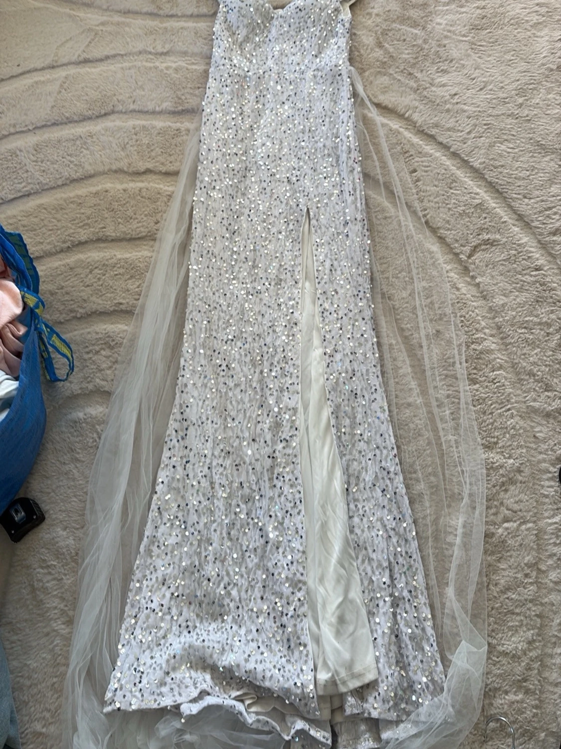 Vit glittrig långklänning med slits