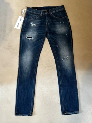 Dondup George med slitningar - Säljer nu dessa sprillans nya Dondups med slitningar vilket är extremt eftertraktat. Nyaste modellen, strl 29 passar även 30. Nypris 290€!