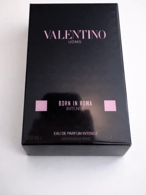 Valentino Uomo Born In Roma Intense EdP - Valentino Uomo Born In Roma Intense Eau de Parfum har en cool, lyxig flaska i svart och mörkrosa med nitar och rutmönster. Märket syns tydligt på etiketten. Doften är intensiv och exklusiv, perfekt för dig som gillar statement-parfymer. Priset kan diskuteras i dm. 
