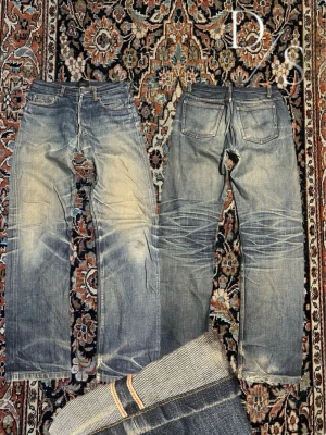 Vintage A.P.C Selvedge jeans - Helt sjuka Selvedge jeans från a.p.c dessa jeans har skapat otroliga fades på ungefär 10-20 år. För att vara så gamla så har de helt otroligt skick endast en lite smuts vid knät som ej syns när man används utan ser mera ut som en distressing. Modellen är ”Rue Fleurus Paris” med en go rak passform. Storleken är 29 inuti men e små i storleken.  • Midja: 37,5cm • Längd: 102cm • Lårmått: 27cm • innersömmen: 75cm • Benöppning: 19cm