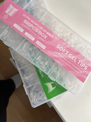 Ultra short soft gel press-on naglar - Säljer två boxar med ultra short soft gel press-on naglar, 600 st per box i 12 olika storlekar. Perfekt för dig som behöver tippar snabbt och enkelt hemma.