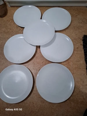 Set med sju vita tallrikar - Säljer ett set med sju runda vita tallrikar i enkel och stilren design. Tallrikarna är tillverkade i porslin och passar perfekt till både middag och lunch. Klassisk form och neutralt utseende som funkar i alla kök.