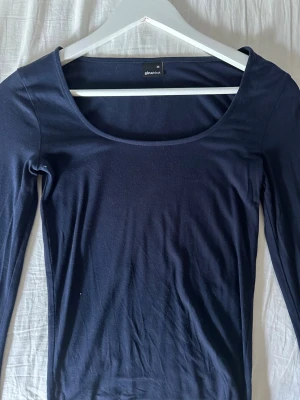 Gina Tricot - Mörkblå långärmad topp från Gina Tricot. Väldigt bra skick! 💕