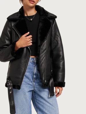 Svart teddyjacka från Pieces - Säljer en svart teddyjacka från Pieces med bred krage och mysigt foder. Inköp från Zalando 1145kr