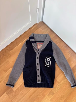 Cardigan från replay - Riktigt fet replay cardigan, extremt bra kvalite och skick (behöver knoppras av) cardiganen ser lite skev ut på bilden men den sitter extremt bra på