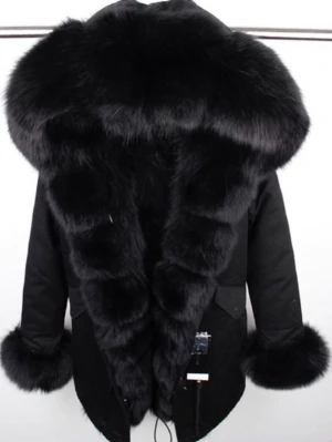 Svart pälsjacka med stor krage - Säljer en svart pälsjacka med extra stor och fluffig pälskrage samt pälskanter vid ärmsluten. Jackan har en rak passform och dragsko nedtill. Perfekt för dig som vill ha en riktigt varm och snygg vinterjacka med statement-look.