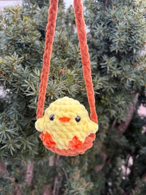 Gungande anka  - Gullig liten anka i en gunga🐣🐥 Billiagre vid köp via hemsidan: M1T.shop!!!  Storlek: ca 18x8cm   Rekommenderas ej till barn under 3 år pga ögonen och dess kvävningsrisk.   Har du eget önskemål? Kontakta oss gärna så går det att lösa🥰