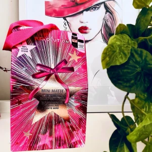 Mini Matte Heroes Makeup Setting Duo! - Mini Matte Heroes Makeup Setting Duo. En söt presentförpackning med Matte fixing spray, 30 ml & Translucent baking powder. 10 g. Obruten.