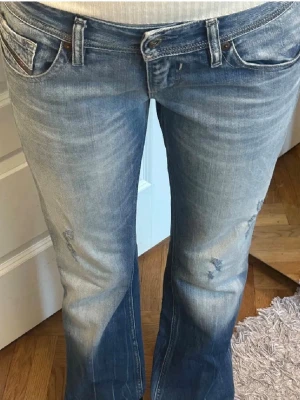 Lågmidjade jeans från dissel  - Super snygga med inga defekter förutom lite slitningar som visas i sista bilden. Står storlek 28/32. Skriv om ni har frågor💕.