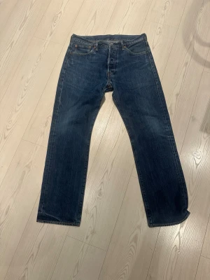 Levi's jeans 501 - Klassiska mörkblå jeans från Levi's med rak passform, riktigt sköna nu till sommaren. Skriv bara om ni har frågor!