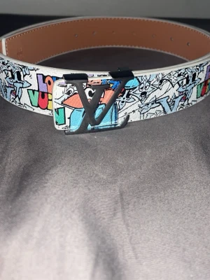 L**V Bälte med gumball design - L*V Bälte med gumball design. Väldigt  unikt