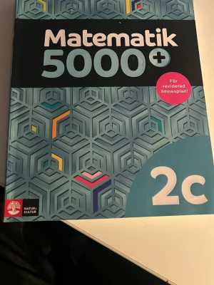 Matematik 5000+ 2c kursbok - Säljer kursboken Matematik 5000+ 2c från Natur & Kultur. Perfekt för dig som pluggar, vill jobba före eller ta ikapp matte på gymnasiet och behöver en tydlig och bra bok. 